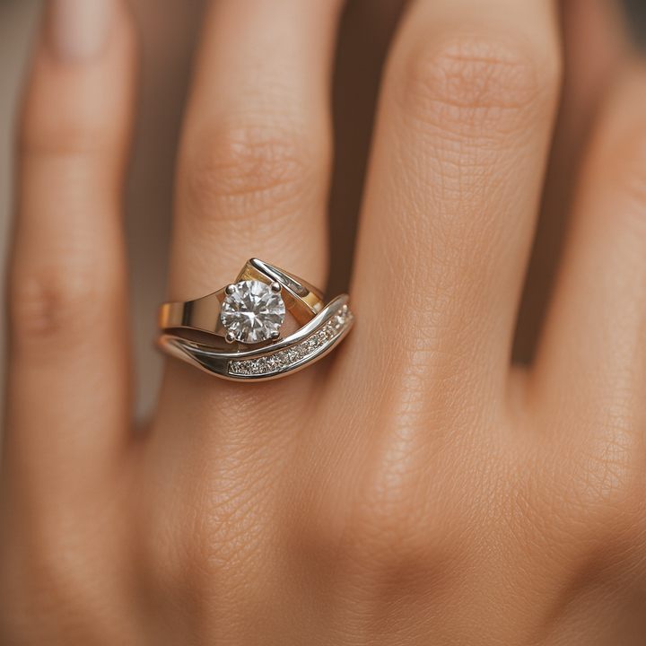 Carla – Asymmetrical vintage ring of gold and silver with zirconia