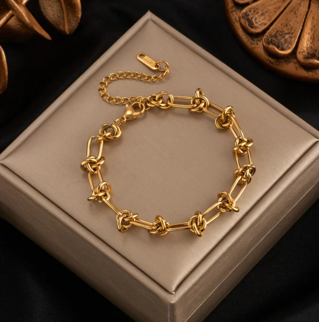 Modern Exclusive Toggle Bracelet in 18K Gold