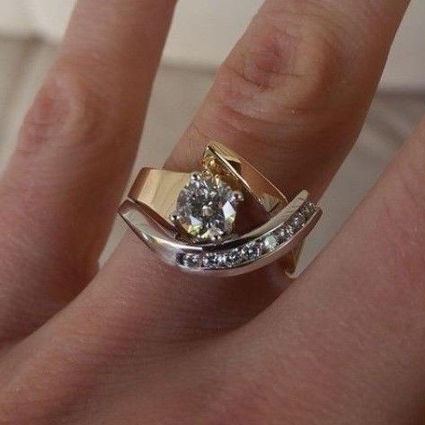 Carla – Asymmetrical vintage ring of gold and silver with zirconia